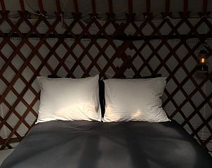 Knusse slaapkamer met zachte verlichting in Vakantiehuisje in Schagerbrug, Noordzeekust, Noord-Holland.