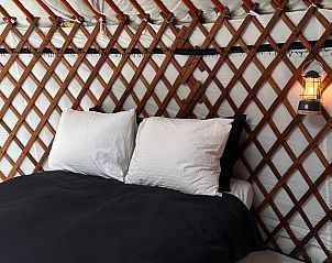 Romantische slaapkamer met houten wand in Vakantiehuisje in Schagerbrug, Noordzeekust, Noord-Holland.