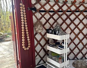 Handige keukenhoek met servies in Vakantiehuisje in Schagerbrug, Noordzeekust, Noord-Holland.