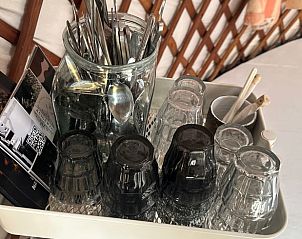 Glazen en bestek in Vakantiehuisje in Schagerbrug, Noordzeekust, Noord-Holland.