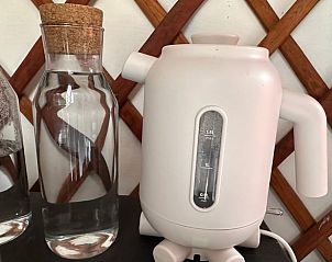 Moderne waterkoker in keuken van Vakantiehuisje in Schagerbrug, Noordzeekust, Noord-Holland.