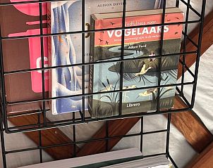 Boekenkast met diverse boeken in Vakantiehuisje in Schagerbrug, Noordzeekust, Noord-Holland.