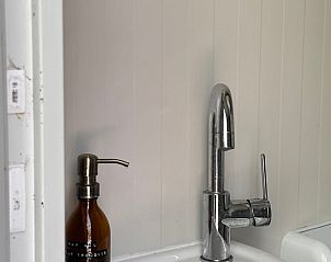 Wastafel met stijlvolle kraan in Vakantiehuisje in Schagerbrug, Noordzeekust, Noord-Holland.