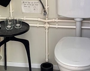 Netjes toilet in Vakantiehuisje in Schagerbrug, Noordzeekust, Noord-Holland.