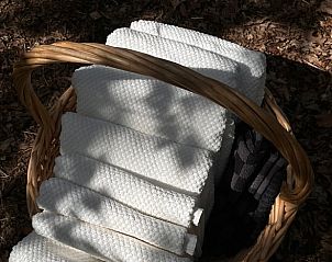 Mand met handdoeken in de natuur bij Vakantiehuisje in Schagerbrug, Noordzeekust, Noord-Holland.