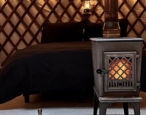 Gezellige slaapruimte met kachel in Vakantiehuisje in Schagerbrug, Noordzeekust, Noord-Holland.