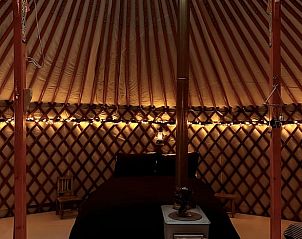 Verlichte yurt met sfeervolle inrichting in Vakantiehuisje in Schagerbrug, Noordzeekust, Noord-Holland.