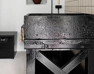 Unieke wastafel in Vakantiehuisje in Schagerbrug, Noordzeekust, Noord-Holland met industrieel design.