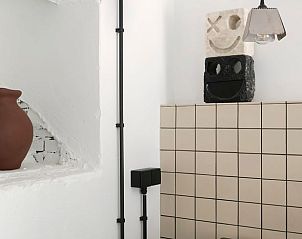 Detail van keuken in Vakantiehuisje in Schagerbrug, Noordzeekust, Noord-Holland met decoratieve elementen.