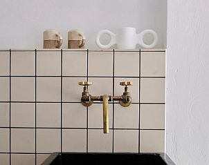 Stijlvolle gootsteen in Vakantiehuisje in Schagerbrug, Noordzeekust, Noord-Holland met moderne kranen.