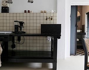 Keuken en badkamer in Vakantiehuisje in Schagerbrug, Noordzeekust, Noord-Holland met moderne inrichting.