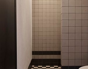 Douche in Vakantiehuisje in Schagerbrug, Noordzeekust, Noord-Holland met moderne tegels en design.