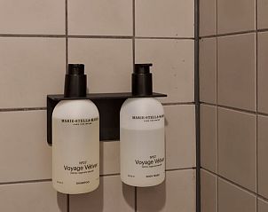 Badkamerdeur in Vakantiehuisje in Schagerbrug, Noordzeekust, Noord-Holland met stijlvolle afwerking.