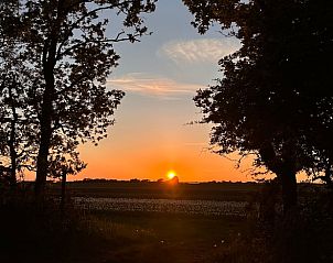 Zonsondergang bij Vakantiehuisje in Schagerbrug, Noordzeekust, Noord-Holland met serene sfeer en natuur.