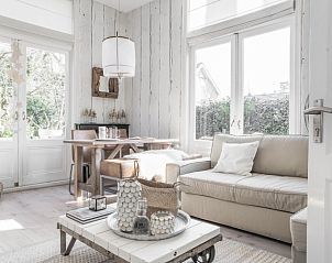 Helles Wohnzimmer in der Villa Beau Lieu, Bergen, Nordseekste, mit stilvollen Mbeln und Gartenblick.