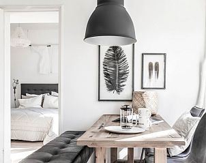 Essbereich in der Villa Beau Lieu, Bergen, Nordseekste, mit Holztisch und stilvoller Dekoration.