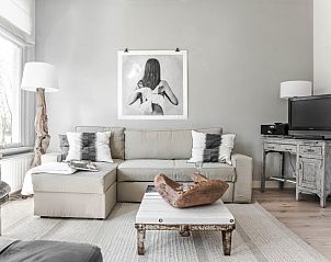 Modernes Wohnzimmer in der Villa Beau Lieu, Bergen, mit bequemem Sofa und Kunst an der Wand.