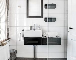 Modernes Badezimmer in der Villa Beau Lieu, Bergen, mit schlichtem Waschbecken und groem Spiegel.