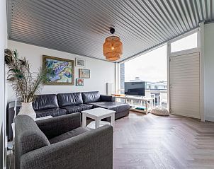 Stijlvolle woonkamer van Beachhouse II, een vakantiehuis in Bergen aan de Noordzeekust, Noord-Holland, met moderne inrichting en veel licht.