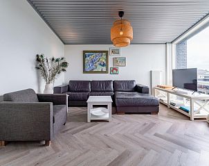 Gezellige woonkamer van Beachhouse II vakantiehuis in Bergen, Noord-Holland, met een ruime zithoek en modern interieur aan de Noordzeekust.
