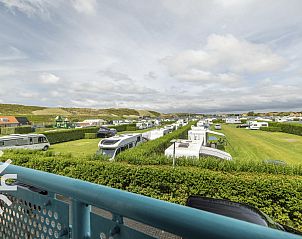 Ingang van vakantiehuis NH385 met gang, Julianadorp aan Zee, Noord-Holland.