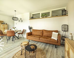 Woonkamer in vakantiehuis NH385, Julianadorp aan Zee, Noord-Holland.