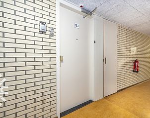 Terras aan het water bij vakantiehuis NH385, Julianadorp aan Zee, Noord-Holland.