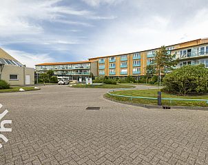 Parkeerplaats nabij vakantiehuis NH385, Julianadorp aan Zee, Noord-Holland.