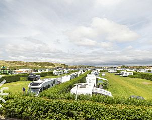 Moderne badkamer in vakantiehuis NH385, Julianadorp aan Zee, Noord-Holland.
