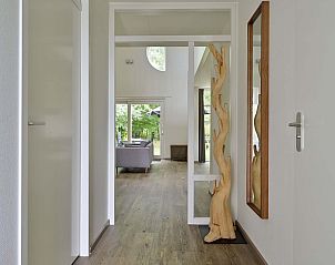 Entreehal met houten vloer in vakantiehuis Julianadorp aan Zee, Noord-Holland.