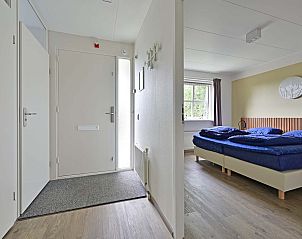 Slaapkamer met tweepersoonsbed in vrijstaande woning Julianadorp aan Zee.