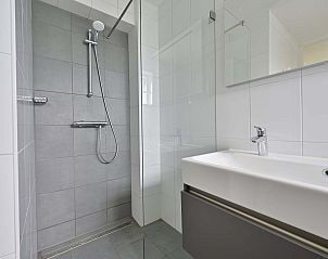 Inloopdouche met glazen wand in vakantiehuis Julianadorp aan Zee, Noord-Holland.