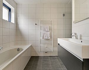 Hal met spiegel in Beach Resort Ooghduyne 6-persoons villa, Julianadorp aan Zee, Noord-Holland.