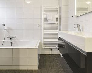 Guest house 454045 - Bungalow Noordzeekust - Beach Resort Ooghduyne | 8-persoons villa | 8L1