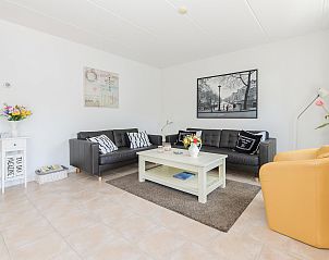 Comfortabele woonkamer in vrijstaande woning, Julianadorp aan Zee.