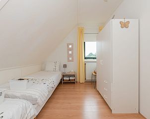 Slaapkamer met eenpersoonsbedden in vakantiewoning Julianadorp aan Zee.