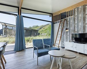 Moderne woonkamer van Sea House Family vakantiehuis in Overveen, Noordzeekust met uitzicht op duinen en stijlvolle inrichting.
