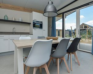 Moderne keuken en eetruimte in Sea House Family vakantiehuis, Overveen, Noordzeekust. Ruime opzet met uitzicht op terras en natuur.