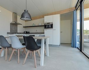 Moderne keuken en eetruimte in Sea House Family vakantiehuis, Overveen aan de Noordzeekust, Noord-Holland. Comfort en stijl in een lichte omgeving.