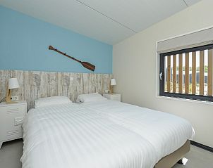 Gezellige slaapkamer in Sea House Family vakantiehuis, Overveen, Noordzeekust. Comfortabele bedden en rustgevende inrichting voor een ontspannen verblijf.