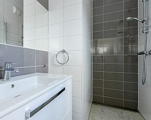 Moderne badkamer in Sea House Family vakantiehuis, Overveen aan de Noordzeekust, Noord-Holland. Luxe douche en strak wastafelontwerp.