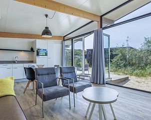 Moderne keuken in Sea House Royal vakantiehuis, Overveen aan de Noordzeekust in Noord-Holland, met strakke witte kasten en luxe apparatuur.