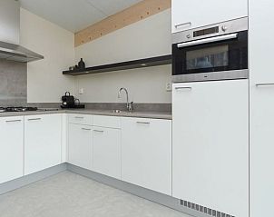 Sfeervolle slaapkamer in Sea House Royal vakantiehuis, Overveen, Noordzeekust. Modern interieur met comfortabel tweepersoonsbed.