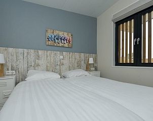 Moderne badkamer in Sea House Royal vakantiehuis, Overveen, Noordzeekust. Comfortabel verblijf met stijlvolle douche en wastafel.