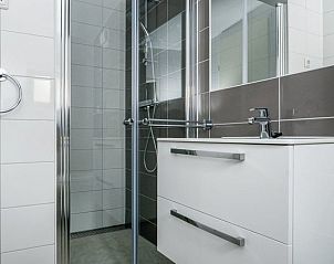 Geniet van de moderne veranda van Sea House Royal in Overveen, een vakantiehuis aan de Noordzeekust, omringd door duinen en natuur.