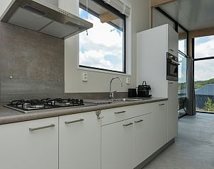 Moderne badkamer in Sea House Comfort, een vakantiehuis in Overveen aan de Noordzeekust, Noord-Holland, met stijlvolle douche en wastafel.