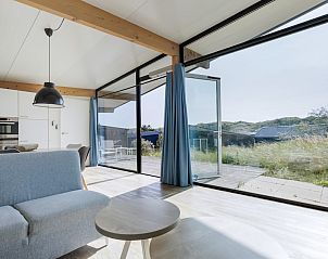 Lichte woonkamer van Sea House Special vakantiehuis in Overveen met uitzicht op duinen aan de Noordzeekust, Noord-Holland.