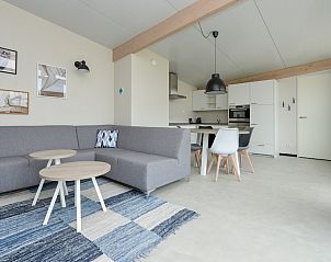 Moderne binnenruimte van Sea House Special vakantiehuis in Overveen, Noordzeekust, met stijlvolle woonkamer en volledig uitgeruste keuken.