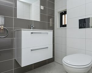 Lichte slaapkamer in Sea House Special vakantiehuis, Overveen, Noordzeekust, met comfortabel tweepersoonsbed en moderne inrichting.