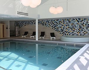 Luxe binnenzwembad en wellnessruimte bij Droompark Spaarnwoude, Halfweg, ideaal voor ontspanning aan de Noordzeekust.